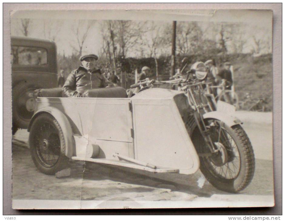 Photo Moto à 3 Roues 2 Places En Tandem Années 30 Side Car Animée Motobecane R4 ? Motorcycle - Motos