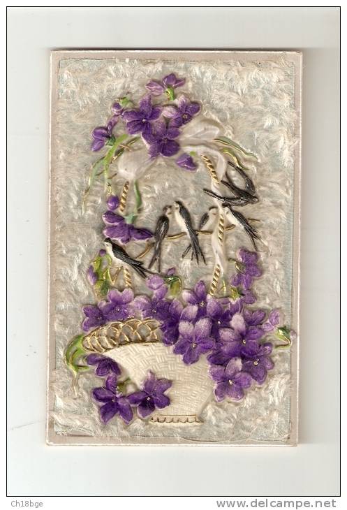 CPA : Carte En Rhodoïd Repoussé  (  > Carte En Relief ) Panier De Violette + 2 Hirondelles Collés Sur Du Carton Velours - Cartoline Con Meccanismi