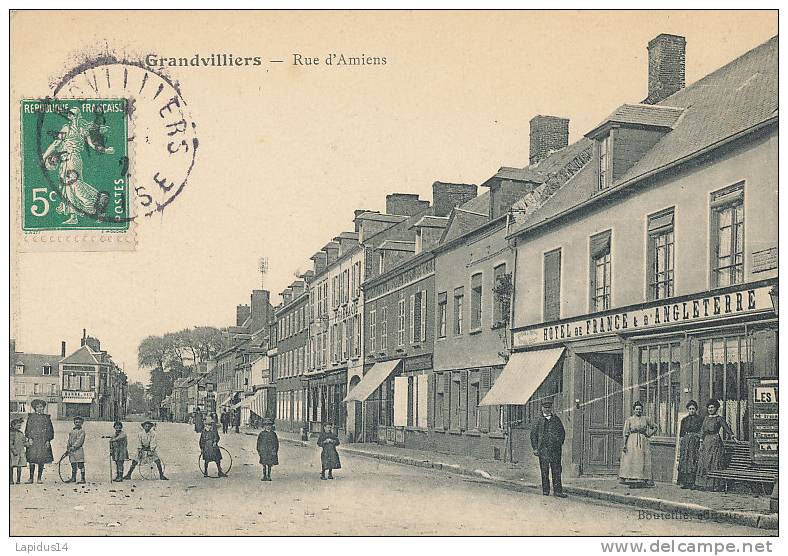 L L 935 /C P A-  GRANDVILLIERS  - (60) RUE D'AMIENS - Grandvilliers