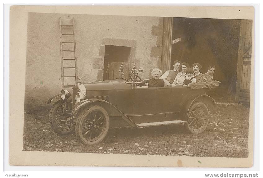 CARTE PHOTO AUTOMOBILE - FAMILLE, CHIEN - MASCOTTE OISEAU - Voitures De Tourisme