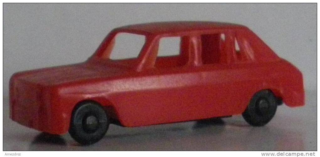 Voiture JOUEF, Simca 1100 Rouge, 4,4 Cm, Placstic Roues Immobiles - Autres & Non Classés