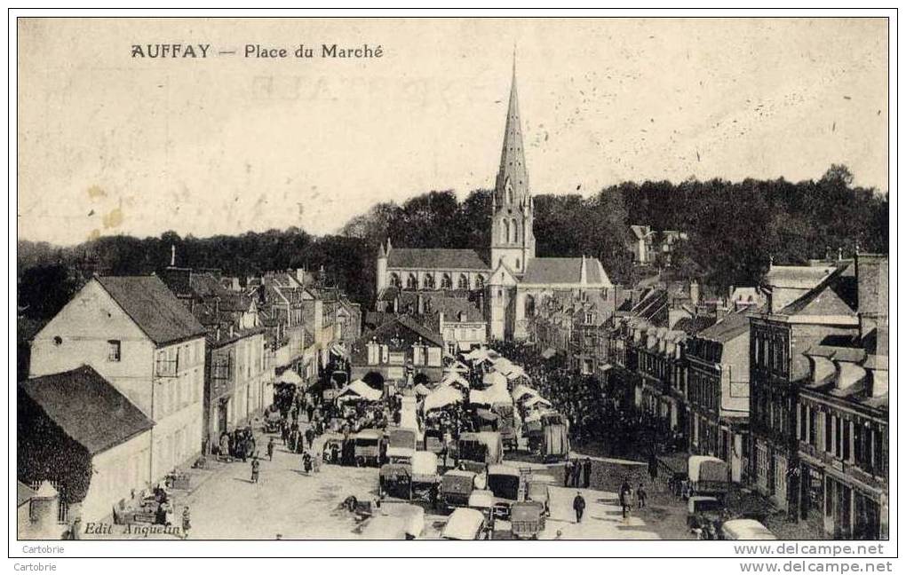 76 - AUFFAY - Place Du Marché - Animée - Auffay