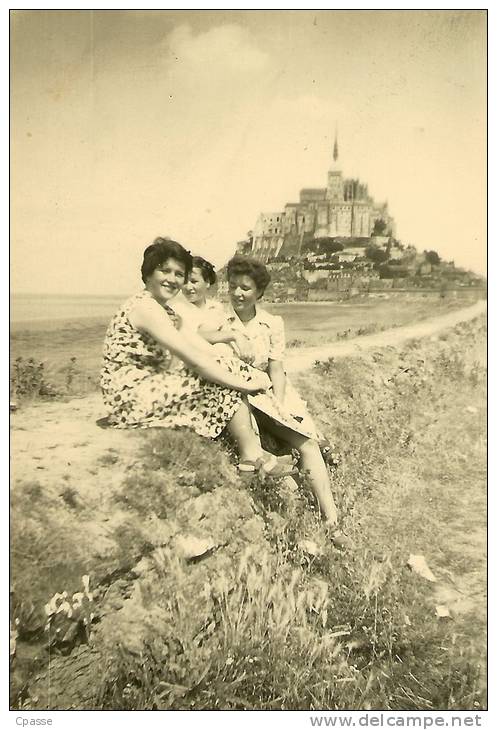 PHOTO Photographie Amateur -  3 Jeunes Femmes (au Fond Le Mont St Michel 50 Manche) Saint - Lieux