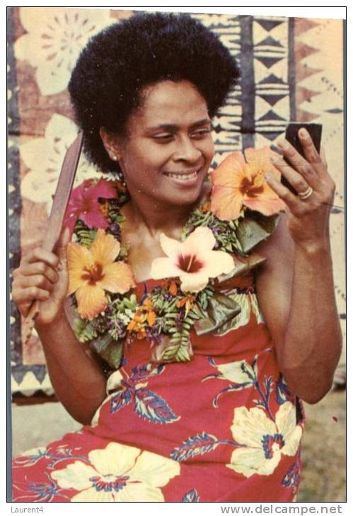 (349) Fiji Young Women Getting Ready For The Dance - Fidschi