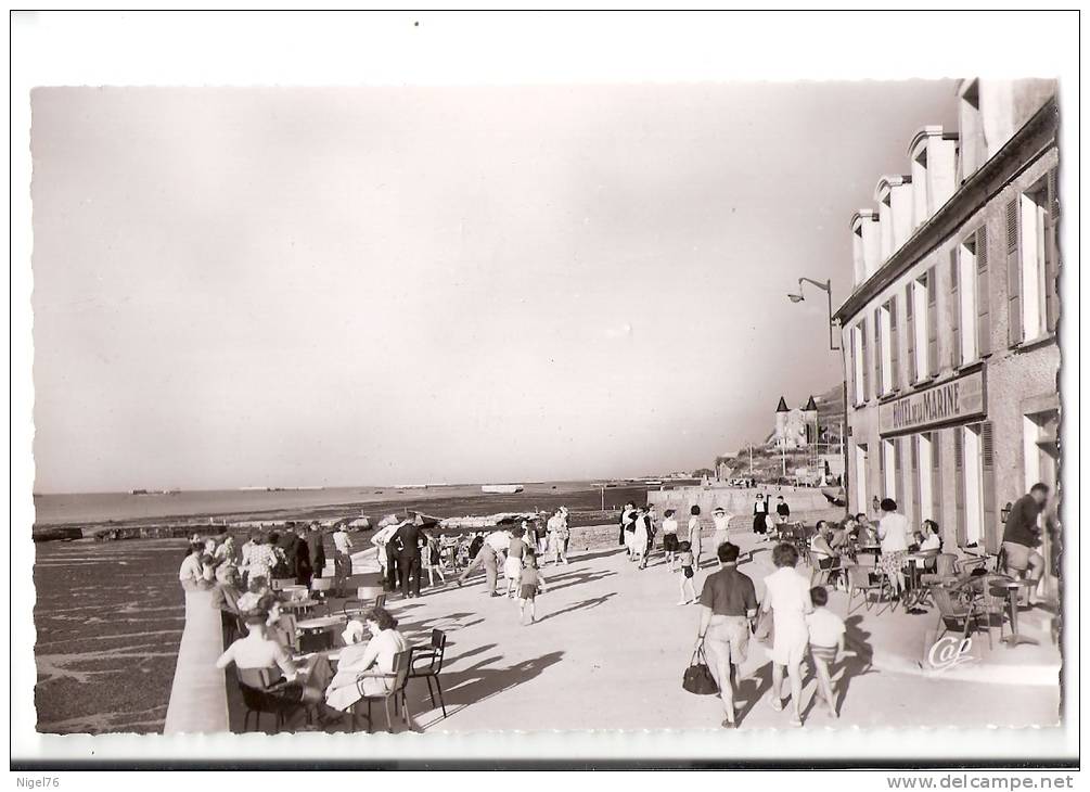 CPSM ARROMANCHES - Port De La Libération , La Digue  -  Café Terrasse Hotel De La Marine - Editions CAP - Arromanches