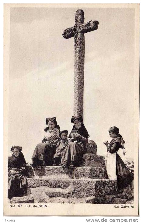 ILE DE SEIN 29 FINISTERE - LE CALVAIRE ( FEMMES ET ENFANTS EN COSTUMES FOLKLORIQUE ) A VOIR - Ile De Sein