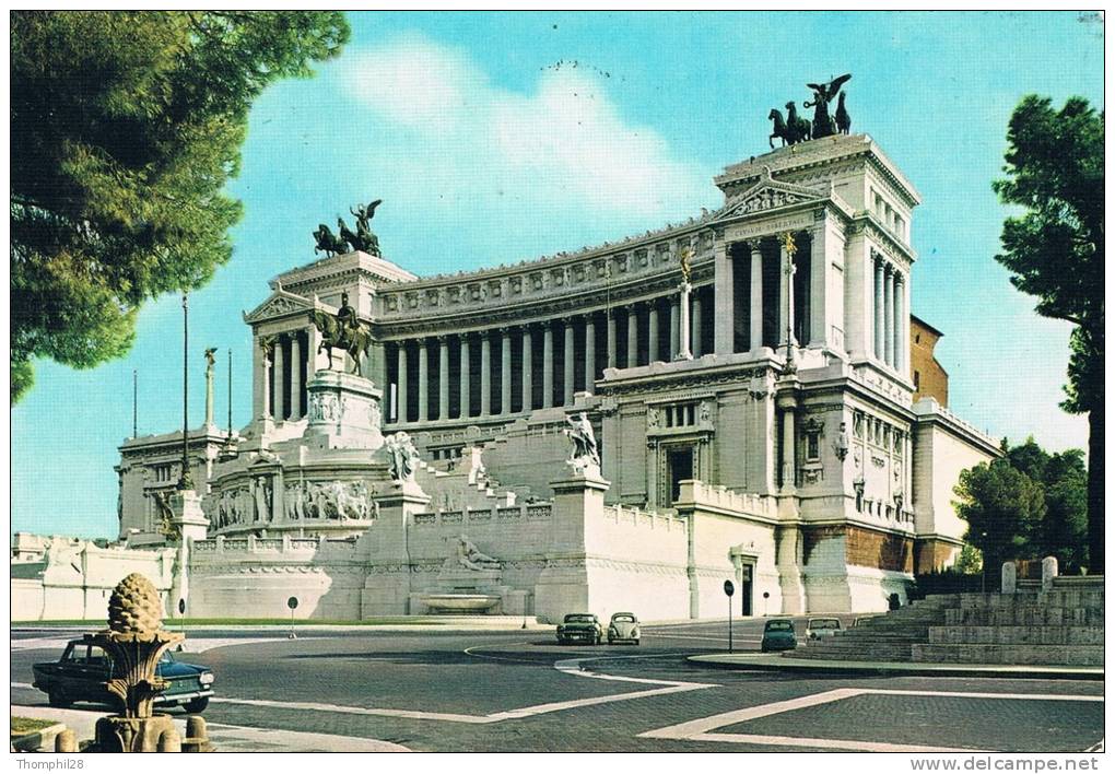 ROMA - Altare Della Patria / Autel (monument) De La Patrie - Voitures : 2 Fiat, 1 Cox VW, 1 Américaine - - Altare Della Patria