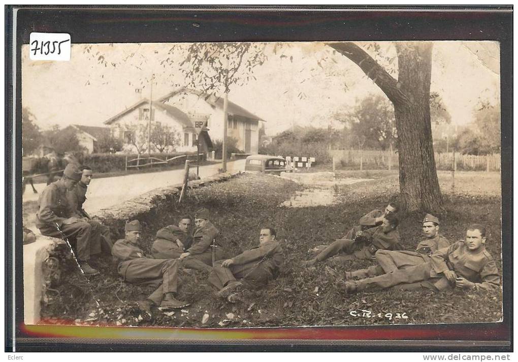 MILITAIRES AU REPOS DANS UN LIEU NON IDENTIFIE - PHOTO: RUEDI FREUDIGER, OPFIKON - B ( 2 PLIS D'ANGLE ) - Other & Unclassified