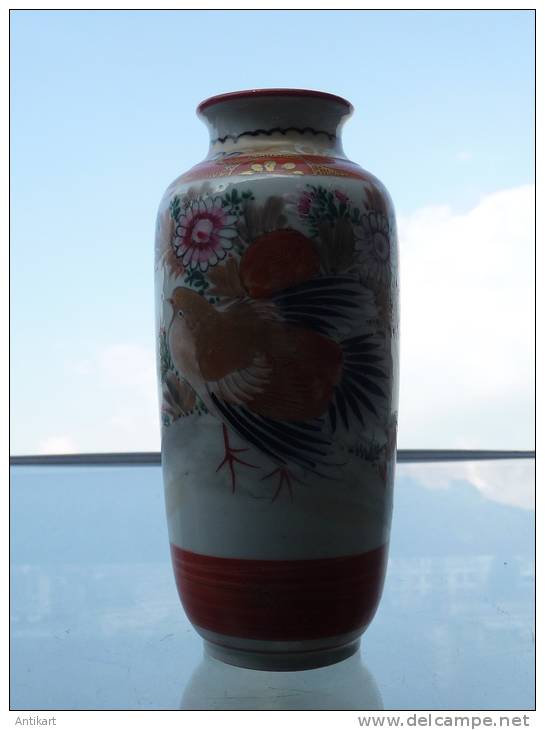 JAPON - vase kutani à décor d'oiseau , SIGNE début XXe - Rare couleur corail