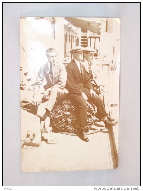 Carte Photo. Hommes Avec Casquettes Sur Pont De Bateau. - Anonyme Personen