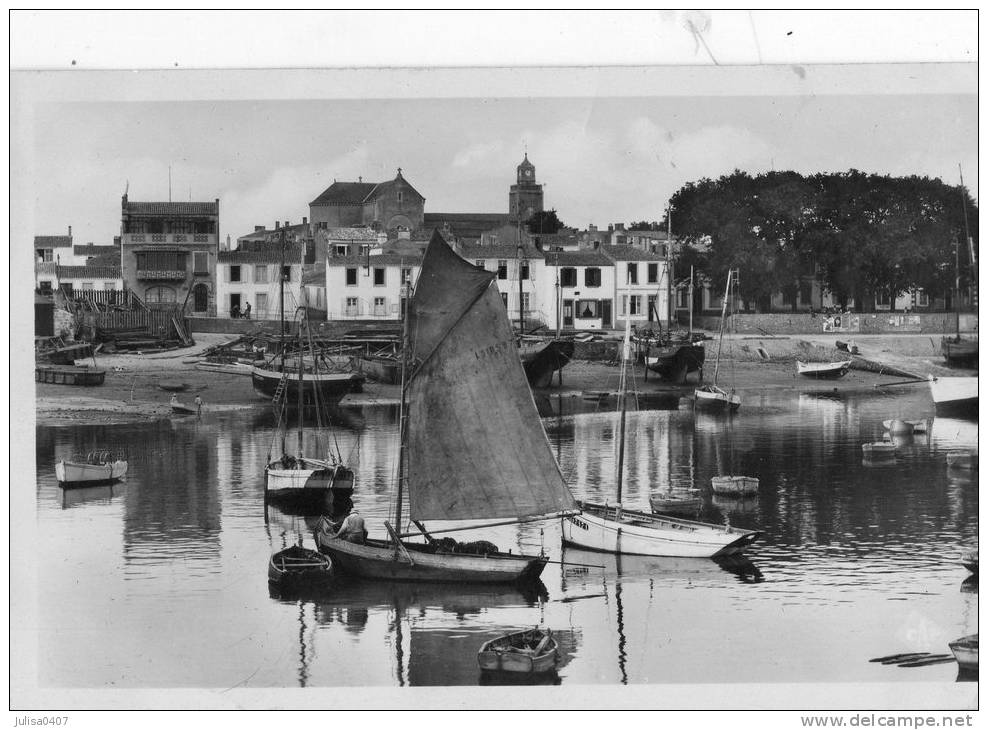 ILE D'YEU (85) Vue Du Port Et De L'église Bateaux - Ile D'Yeu