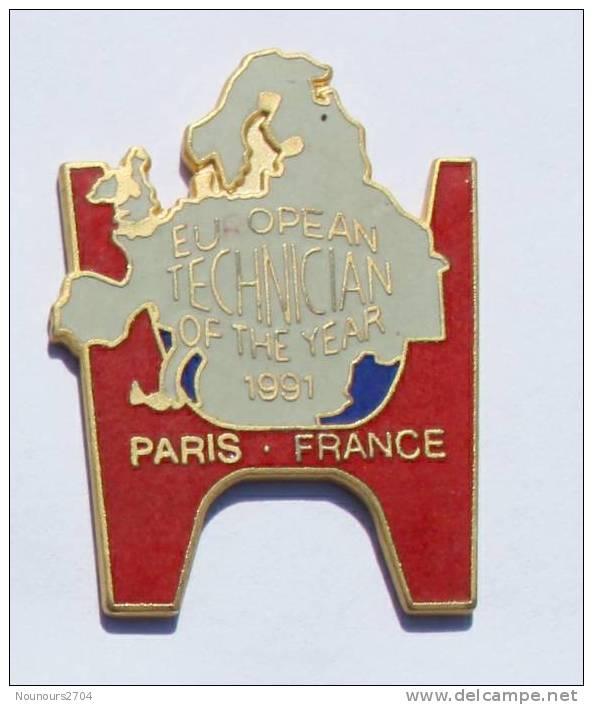 Pin's  HONDA -  European TECHNICIAN Of He Year - Carte De L'europe - C632 - Marques