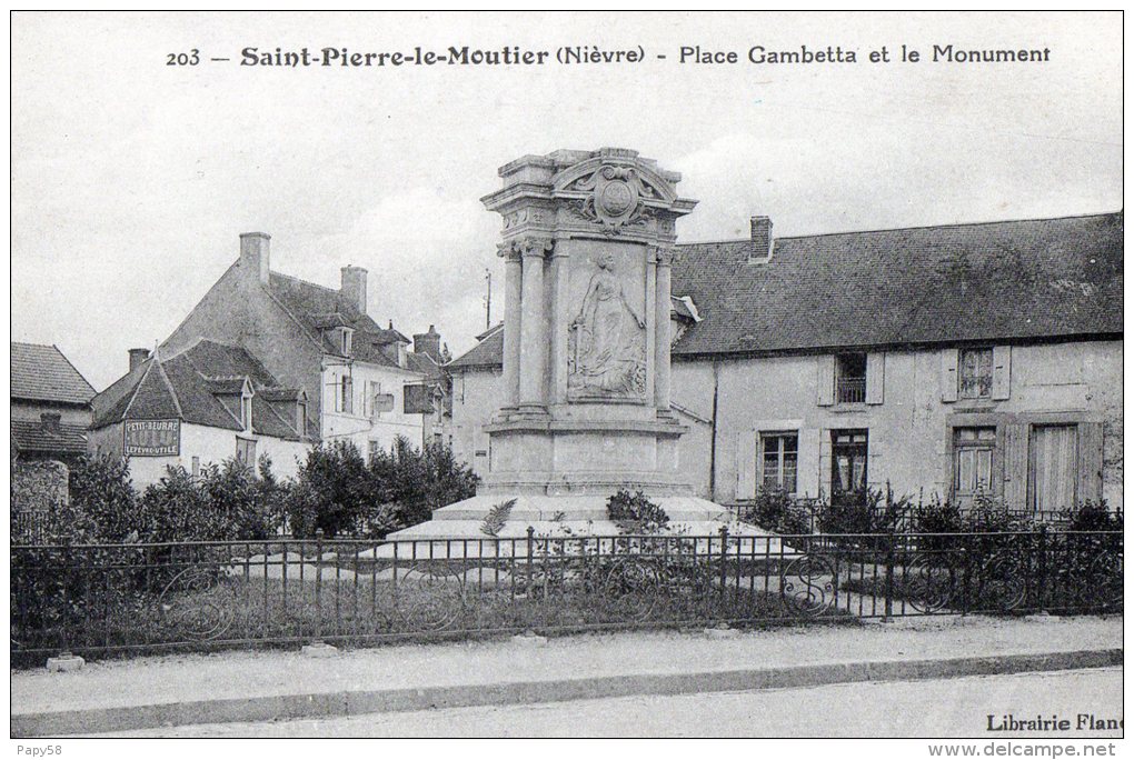 [58] Nièvre > Saint Pierre Le Moutier  Place Gambetta Et Le Monument - Saint Pierre Le Moutier