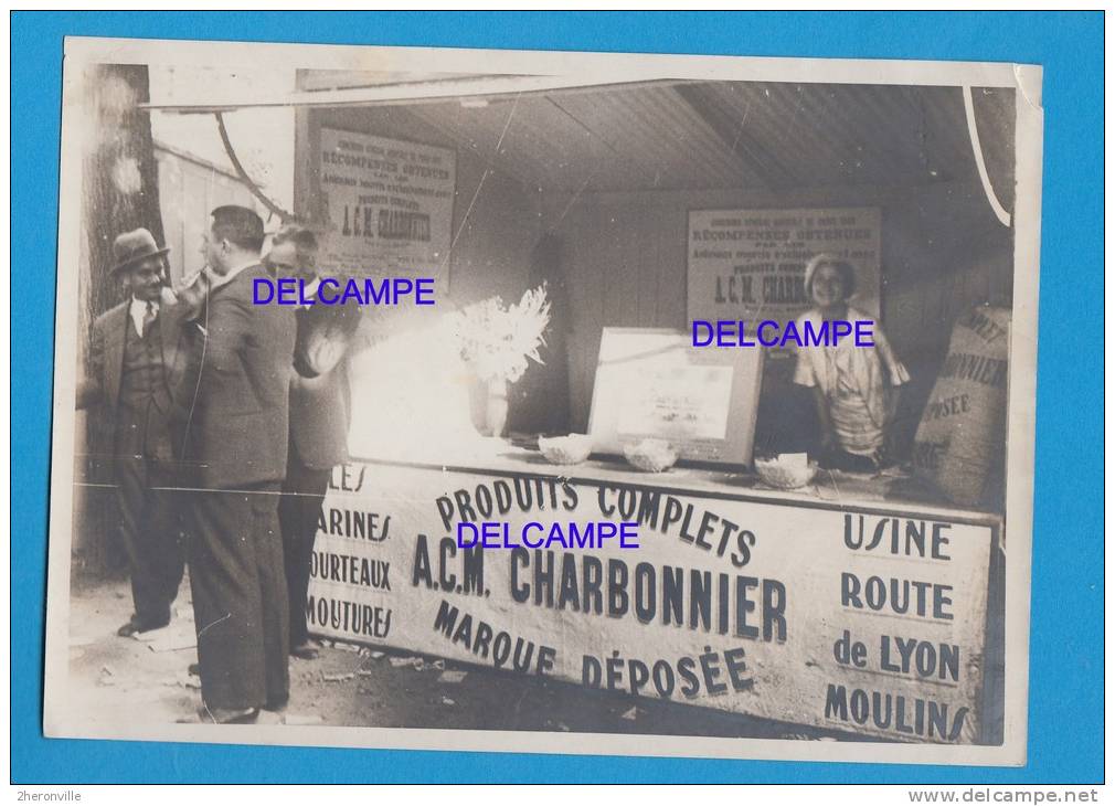 Photo Ancienne - MOULINS ( Allier ) - Stand De La Maison CHARBONNIER - Usine Route De Lyon - Marché Ou Salon - Professions