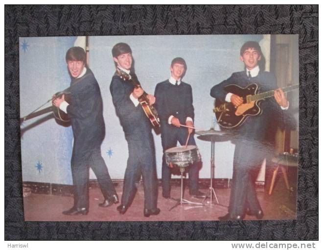 THE BEATLES EARLY POSTCARD WITH MUSICAL INSTRUMENTS - Chanteurs