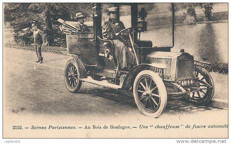 M M 131 /C P A   - AU BOIS DE BOULOGNE -UNE CHAUFFEUSE DE FIACRE AUTOMOBILE - Taxis & Huurvoertuigen