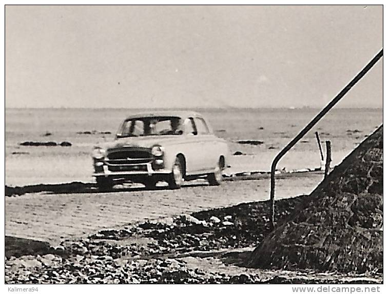 VENDEE  /  ÎLE  DE  NOIRMOUTIER  /  LE  GOIS  :  REFUGE  À  MAREE  BASSE  ( Automobile  RENAULT  Dauphine ) - Ile De Noirmoutier