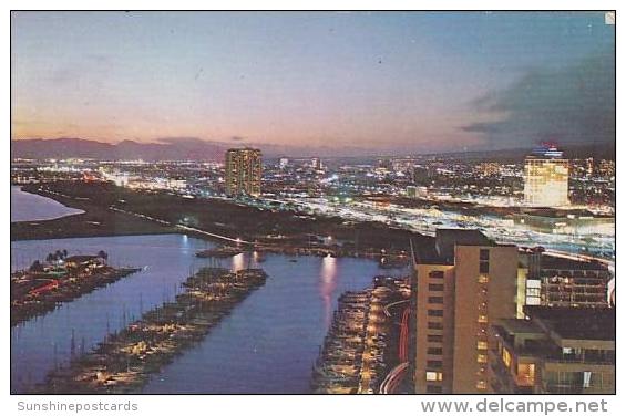 Hawaii Waikiki Evening Light From Honolulu And The Ala Moana Shopping Center Glisten In This View From Waikikis LliKai H - Andere & Zonder Classificatie