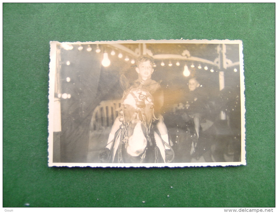 BC5-2-25 Carte Photo Enfant Sur Un Manège à Cheval Foire Kermesse - Autres & Non Classés