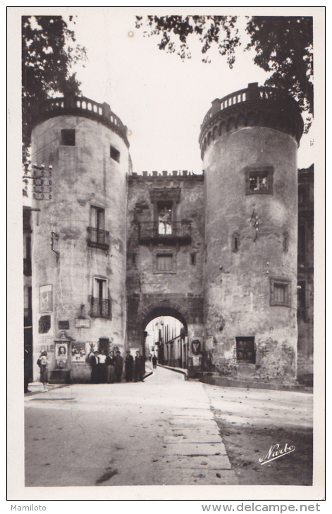 CERET ( 66 ) Les Deux Tours Et La Rue Du Commerce - Ceret