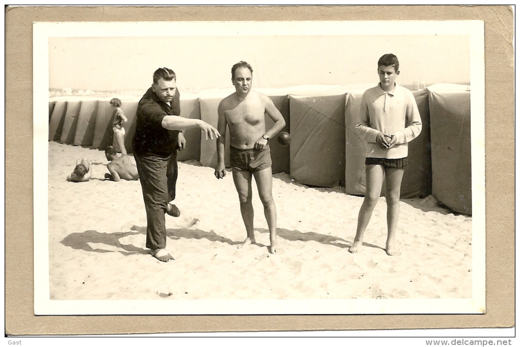 44  LA  BAULE       PHOTO  JEUX  DE  BOULE   A LA  PLAGE   (  BOULE  EN  PLEIN  VOL  ) - Regionale Spiele