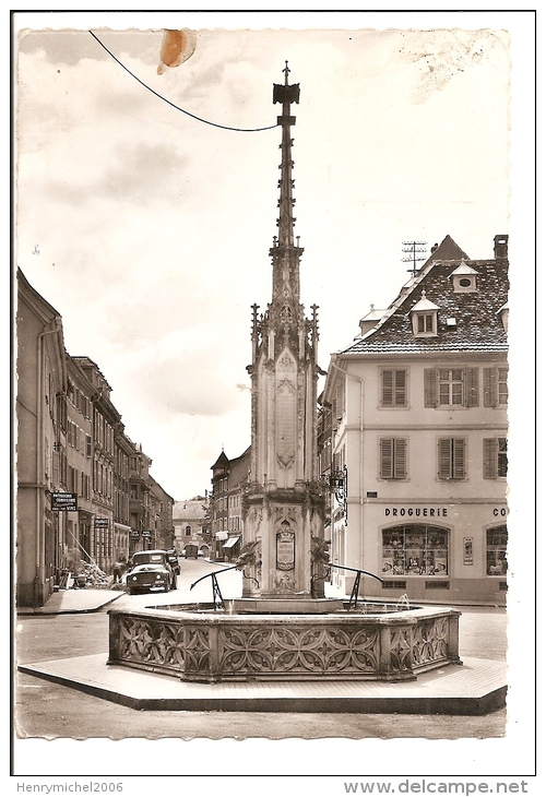 Haut Rhin - 68 - Altkirch - Droguerie Et Travaux Vers La Confiserie Patisserie Café , Fontaine De La Vierge 1962 - Altkirch