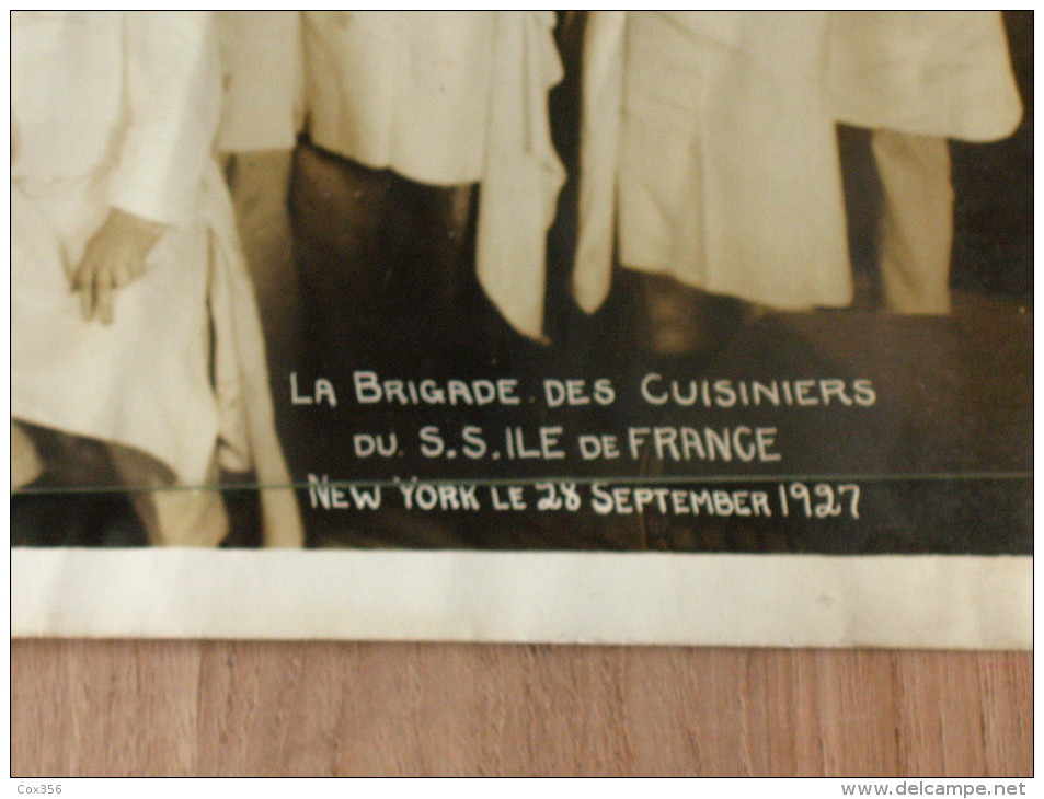 EXCEPTIONNELLE RARE PHOTO DE LA BRIGADE DES CUISINIERS DU  S.S  ÎLE DE FRANCE à NEW YORK En 1927 C. G . TRANSATLANTIQUE - Bateaux