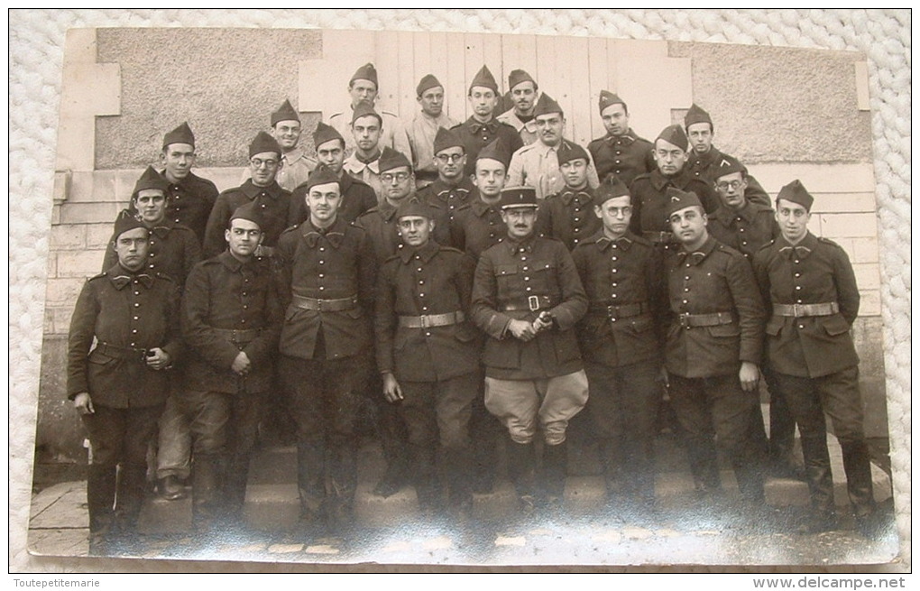 Carte Photo Militaire - Des Soldats Numero 1 Sur Le Képi - Personnages