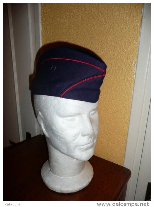 Calot Armée Espagnole Années 70/80 Bleu Avec Liseret Rouge. Neuf De Stock !  ( EJERCITO ESPANOL / SPANISH ARMY - Headpieces, Headdresses