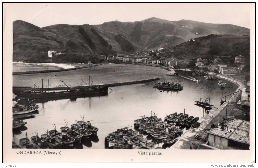 Cpsm 1957 , ONDARROA, Vista Parcial, Nombreuses Barques Et Chalutier, Au Loin Plage Et Village   (20.23) - Vizcaya (Bilbao)