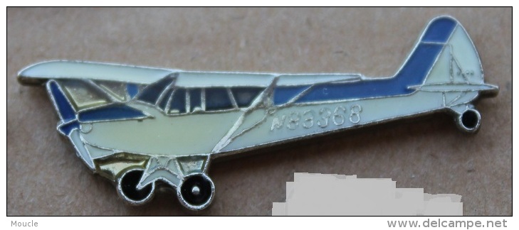 AVION A HELICE  BLANC ET BLEU N83368   -    (GRENAT) - Aviones