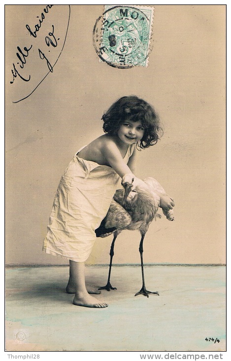 Petite Fille Tenant Une Cygogne, Photo - Petit Format,  2 Scans - Szenen & Landschaften