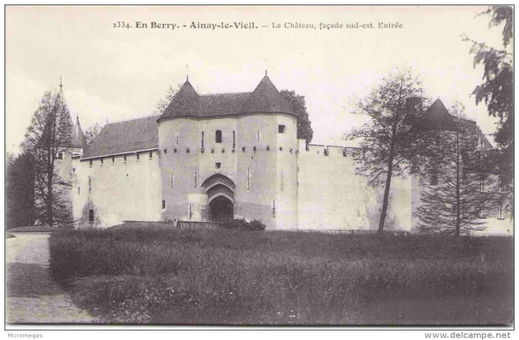 AINAY-LE-VIEIL - Le Château, Façade Sud-est - Entrée - Ainay-le-Vieil