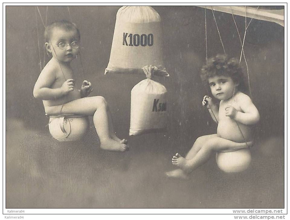 Bébés Nus Sur Leur Pot De Chambre, Suspendus Au Dirigeable " 1913 , BUON ANNO " /  Cachet Italien De NOVARA - Dirigibili