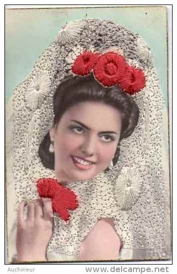 Superbe Carte Brodée Costume - Femme Avec Mantille Blanche Et Fleurs - Bestickt