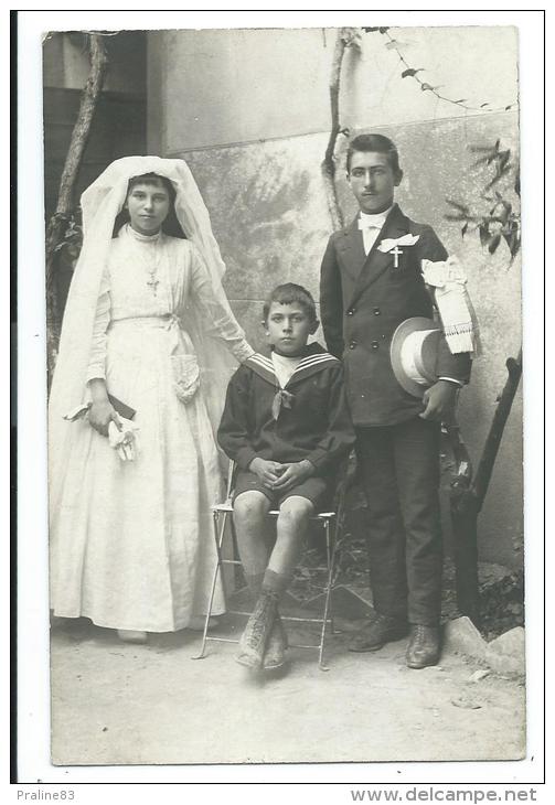 CPA  Photographique -TROIS ENFANTS, UNE COMMUNIANTE, UN COMMUNIANT(?), UN PETIT GARCON EN COSTUME MARIN - Photographie