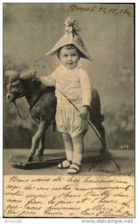 N°281  CC PETIT GARCON  1902 CHAPEAU POINTU ET SON CHEVAL DE CRIN EMPAILLE ET SON FOUET - Sonstige & Ohne Zuordnung