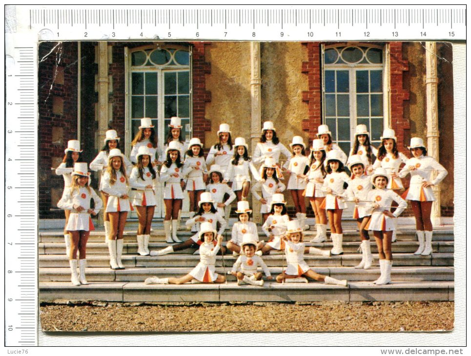 BEAUMESNIL - BEAUMONT  -  Les Majorettes Devant Le Château De  MELLEVILLE - Beaumesnil