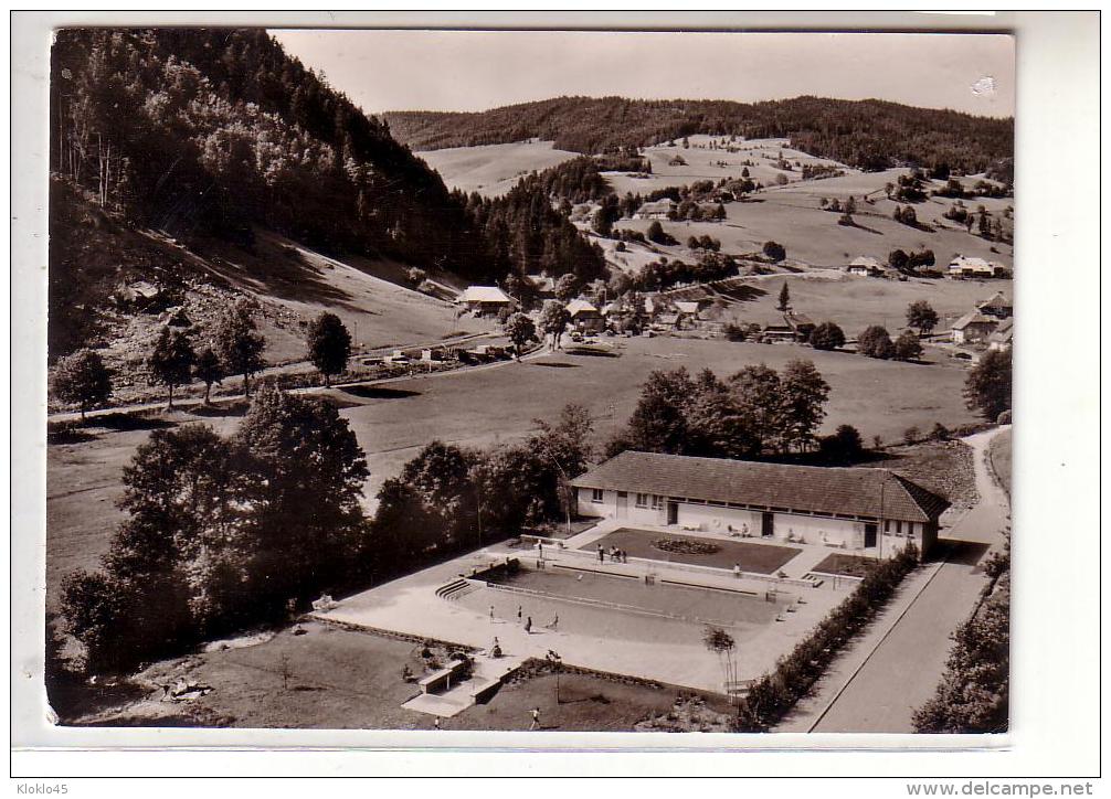 Allemagne - Todtmoos 859 M ü M. Im Südl Hochschwarzwald Schwimmbad - Vue Aérienne Piscine Et Batiment En été - Todtmoos