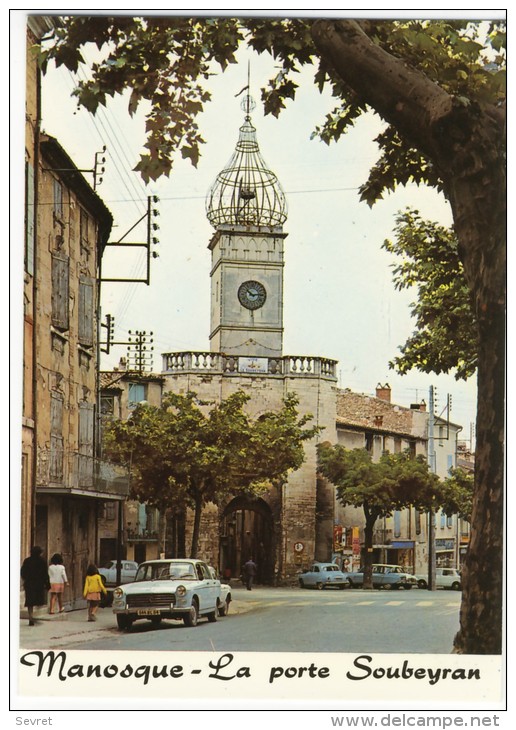 04 - MANOSQUE. - La Porte Soubeyran.  Peugeot 404 Et Voitures Annees 60 - Manosque