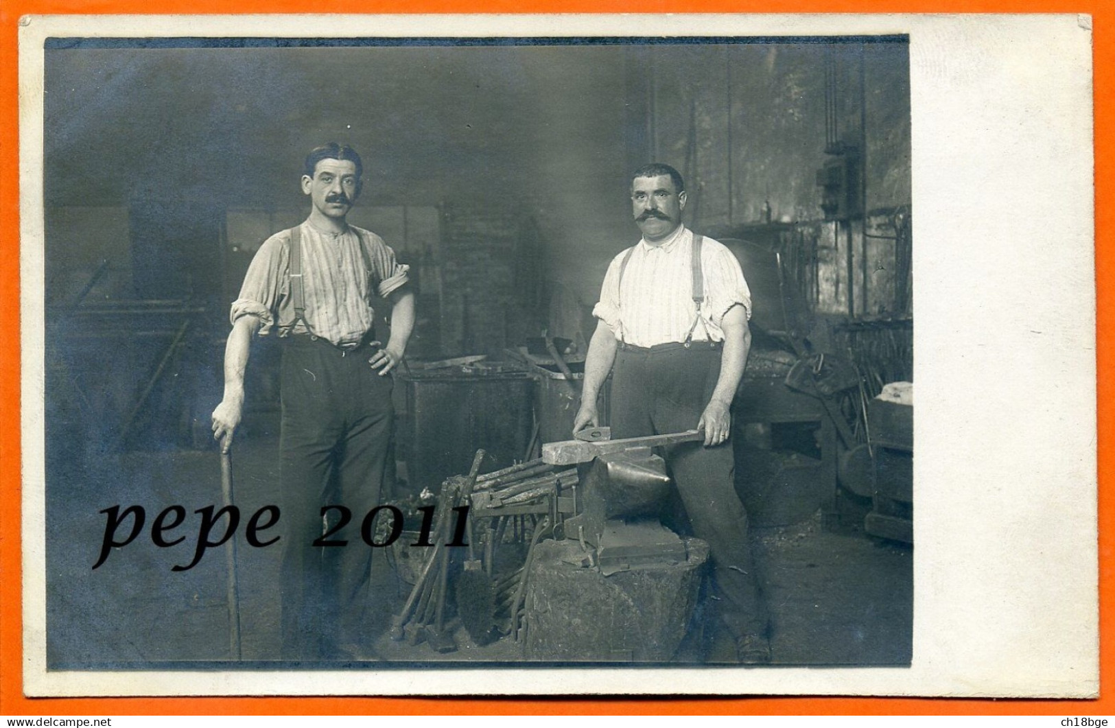 Carte Photo : 2 Forgerons Dans Leur Forge + Matériel  ( Lieu à Déterminer ) - Artisanat