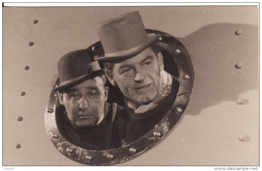 Carte Postale Photo Montage Deux Hommes En CHAPEAU Par Le Hublot D'un Bateau ? Avion ? ARTISTE-ACTEUR ? VOIR 2 SCANS - - Photographs