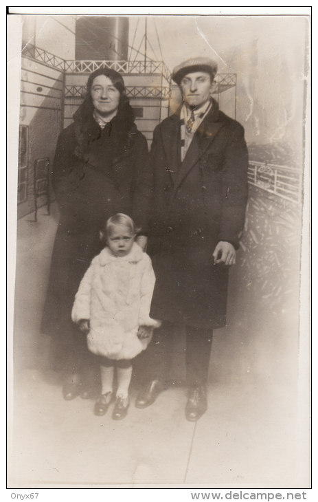 Carte Postale Photo Montage Couple Avec Leur Petite Fille Sur Le Pont D'un Bateau Fictif - - Photographs