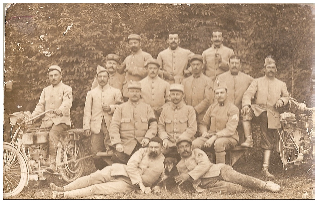 Carte-photo Groupe De Soldats Avec Motos - Guerra 1914-18