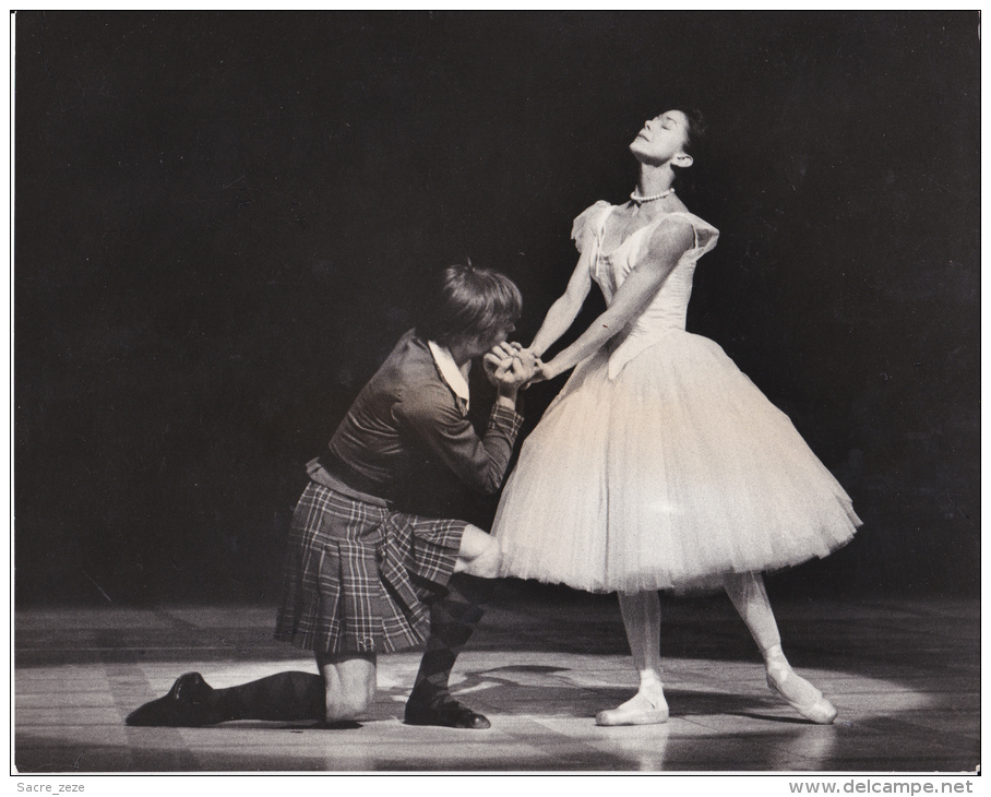 MARGOT FONTEYN ET RUDOLF NOUREEV PHOTO BY DOMINIC - Célébrités