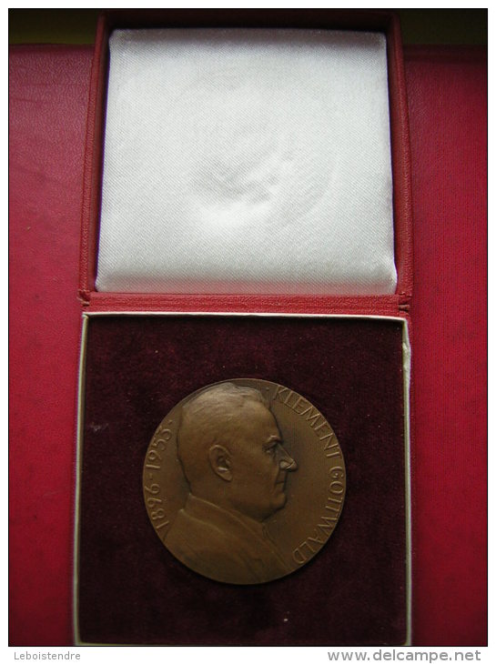 BELLE MEDAILLE BRONZE ET SA BOITE 1896 1953 KLEMENT GOTTWALD PROLETARI VSCH ZEMI SPOJTE SE !  1971 - Other & Unclassified