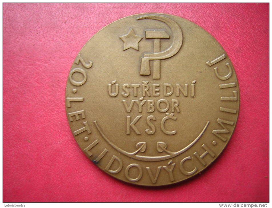 BELLE MEDAILLE BRONZE  ET SA BOITE TCHECOSLOVAQUIE ??  UNOR 1948 1968  USTREDNI VYBOR KSC  20 LET LIDOVYCH MILICI - Other & Unclassified