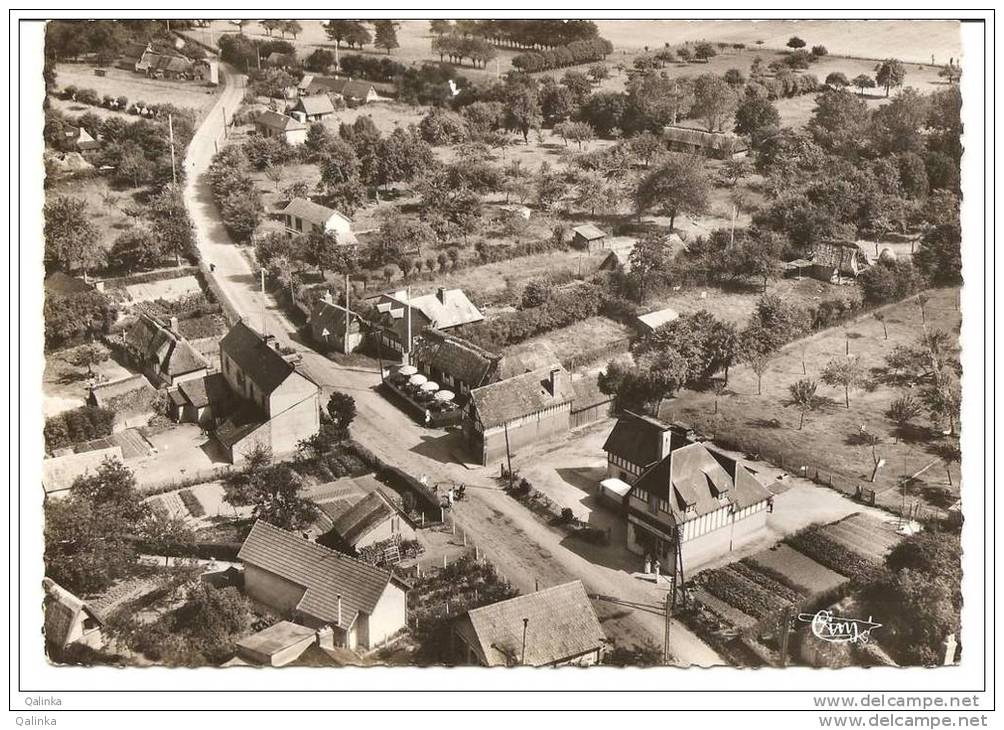 Berville-sur-mer (Eure) Le Centre Du Bourg, Vue Aerienne - Autres & Non Classés