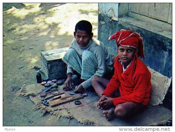 Artisanat Du BENGLADESH Jeunes Cordonniers, Carte Double, Format 15,5x11,5cm - Bangladesch