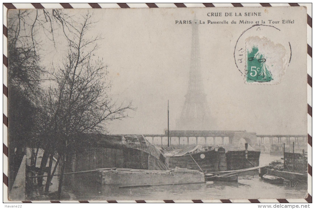 3AC1169 PARIS CRUE DE LA SEINE LA PASSERELLE DU METRO ET LA TOUR EIFFEL 2  SCANS - Alluvioni Del 1910